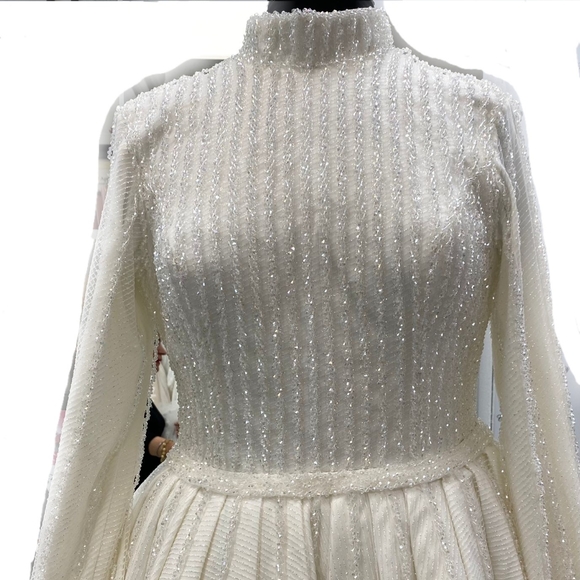 Modest wedding dress 👰 - Picture 2 of 6